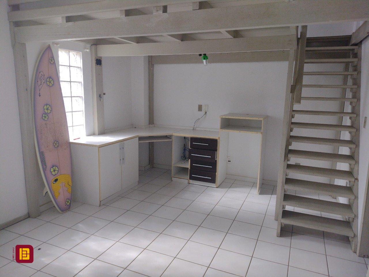 Casa com 545m², 7 quartos (sendo 4 suítes), 3 garagens, no bairro Daniela em Florianópolis