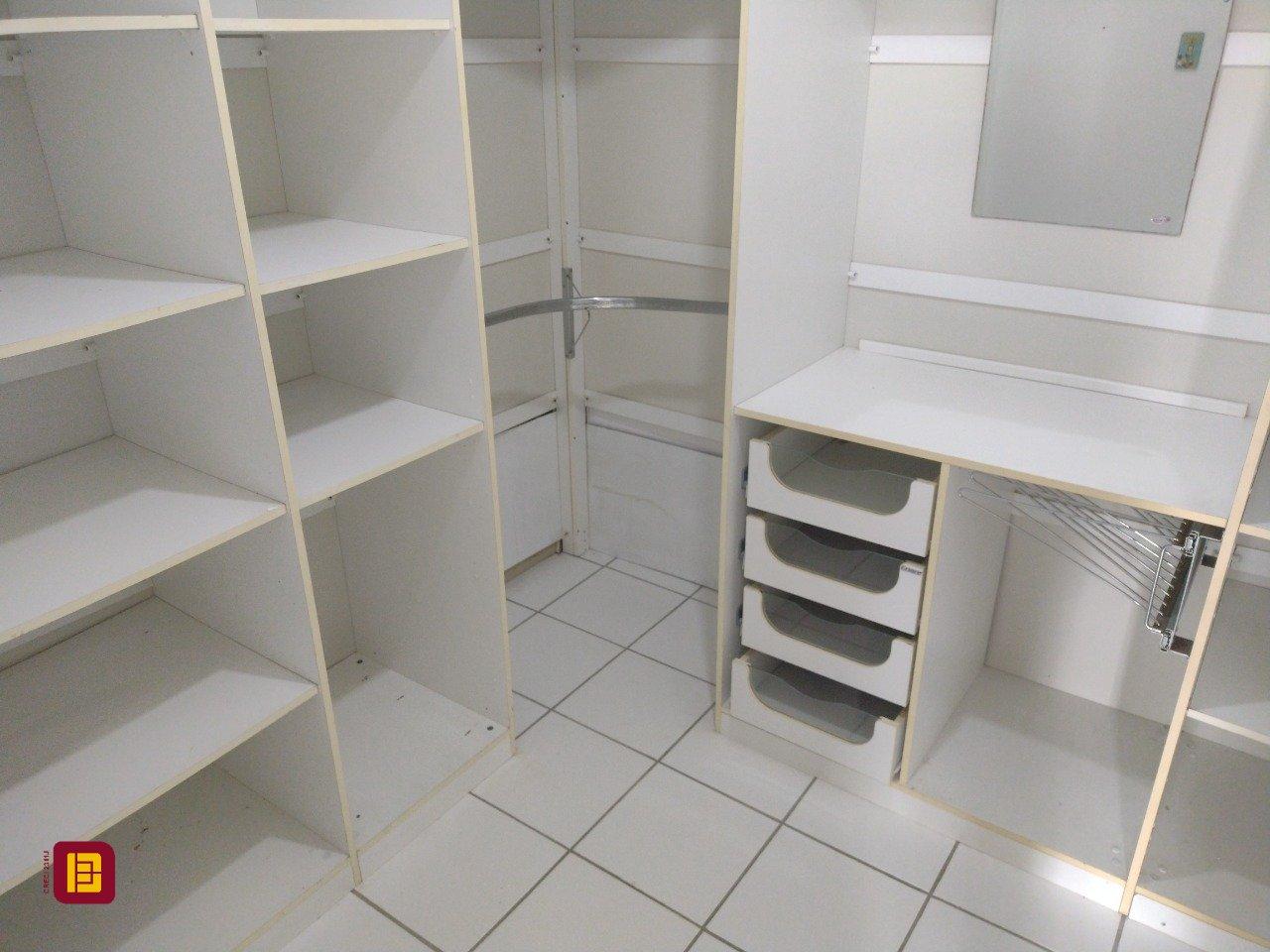 Casa com 545m², 7 quartos (sendo 4 suítes), 3 garagens, no bairro Daniela em Florianópolis