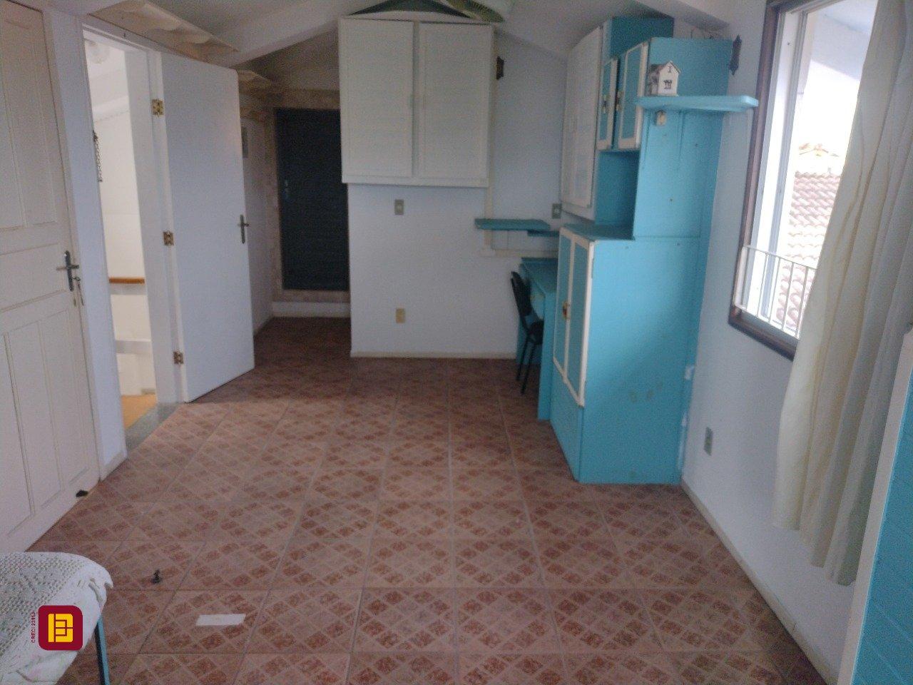 Casa com 545m², 7 quartos (sendo 4 suítes), 3 garagens, no bairro Daniela em Florianópolis