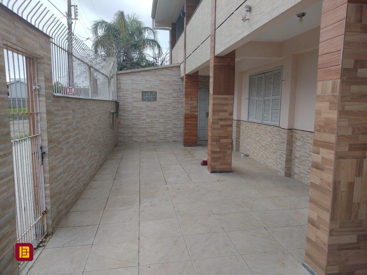 Casa com 545m², 7 quartos (sendo 4 suítes), 3 garagens, no bairro Daniela em Florianópolis