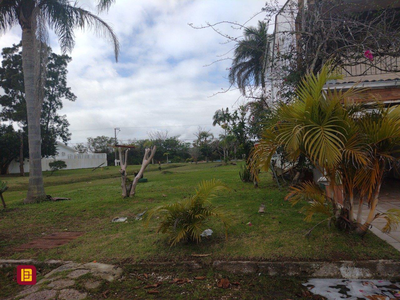 Casa com 545m², 7 quartos (sendo 4 suítes), 3 garagens, no bairro Daniela em Florianópolis