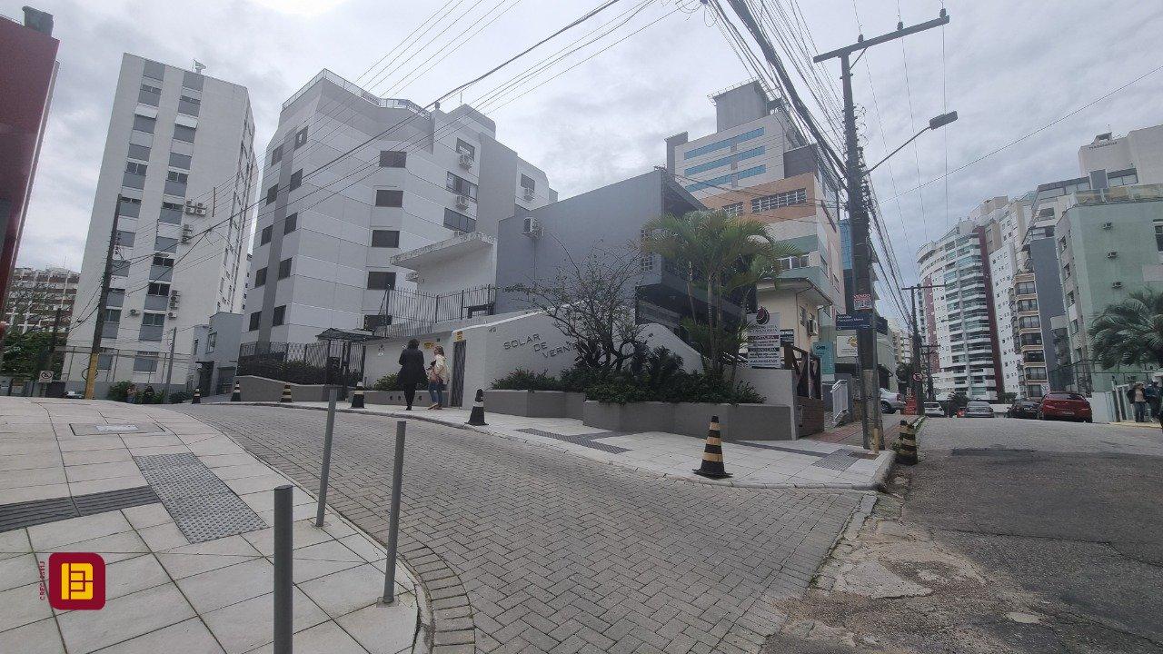 Cobertura com 221m², 3 quartos (sendo 1 suíte), 1 garagem, no bairro Centro em Florianópolis