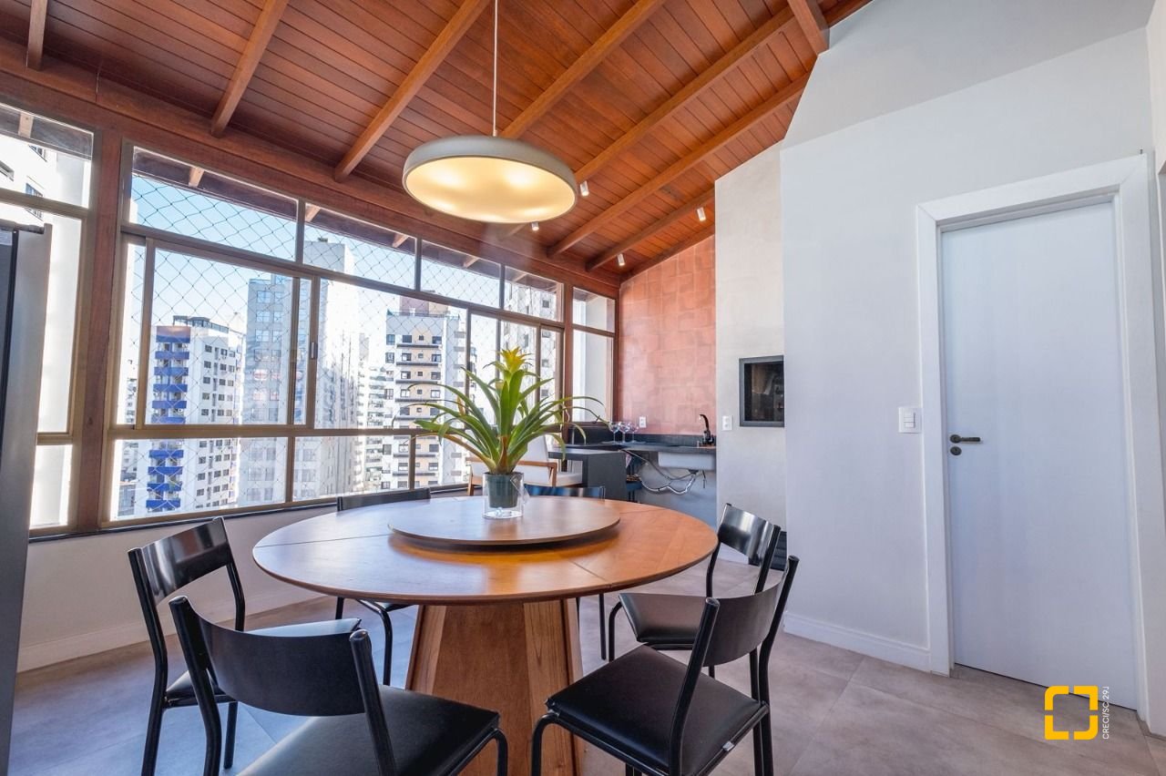 Cobertura com 221m², 3 quartos (sendo 1 suíte), 1 garagem, no bairro Centro em Florianópolis