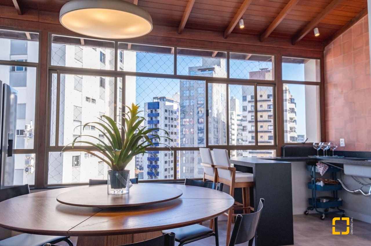 Cobertura com 221m², 3 quartos (sendo 1 suíte), 1 garagem, no bairro Centro em Florianópolis