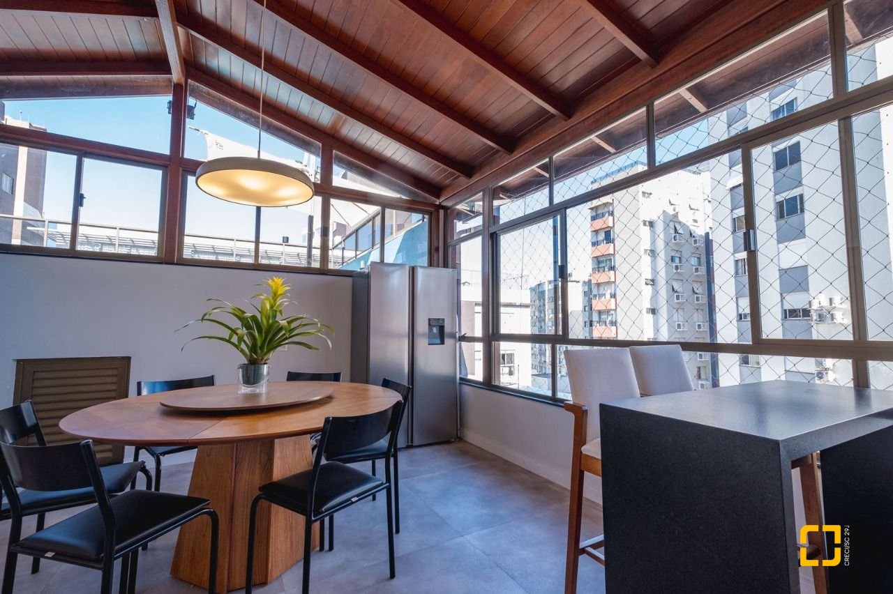 Cobertura com 221m², 3 quartos (sendo 1 suíte), 1 garagem, no bairro Centro em Florianópolis