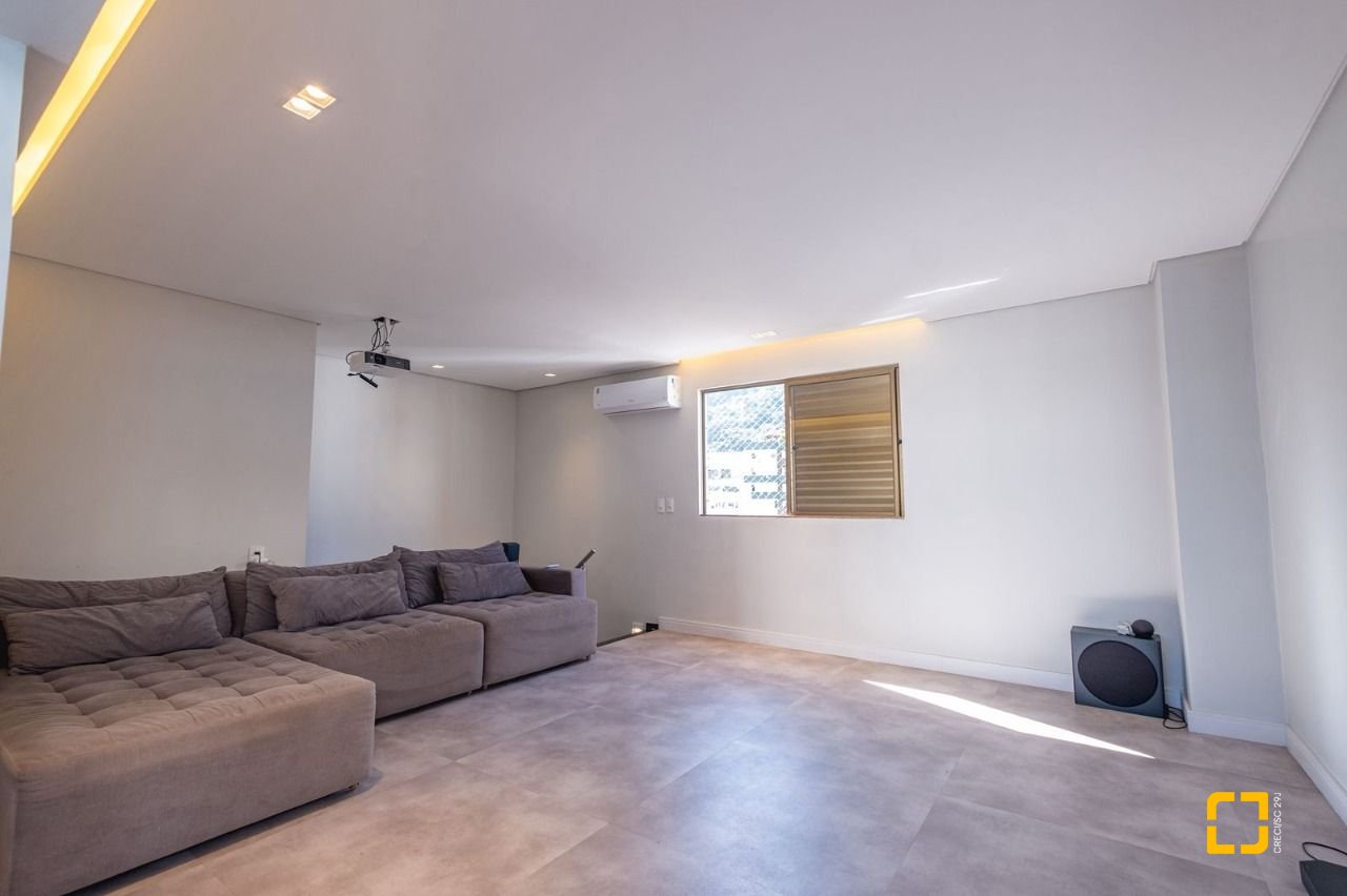 Cobertura com 221m², 3 quartos (sendo 1 suíte), 1 garagem, no bairro Centro em Florianópolis