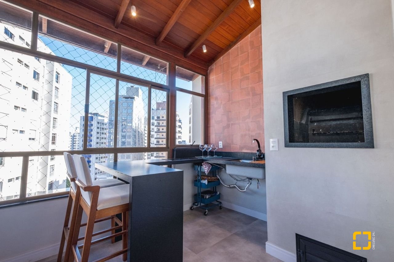 Cobertura com 221m², 3 quartos (sendo 1 suíte), 1 garagem, no bairro Centro em Florianópolis
