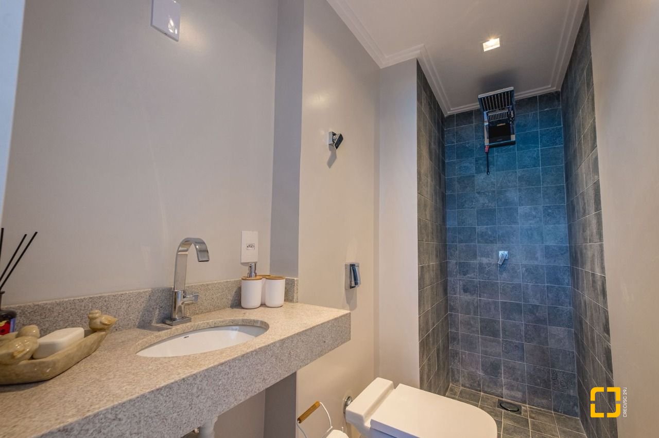 Cobertura com 221m², 3 quartos (sendo 1 suíte), 1 garagem, no bairro Centro em Florianópolis