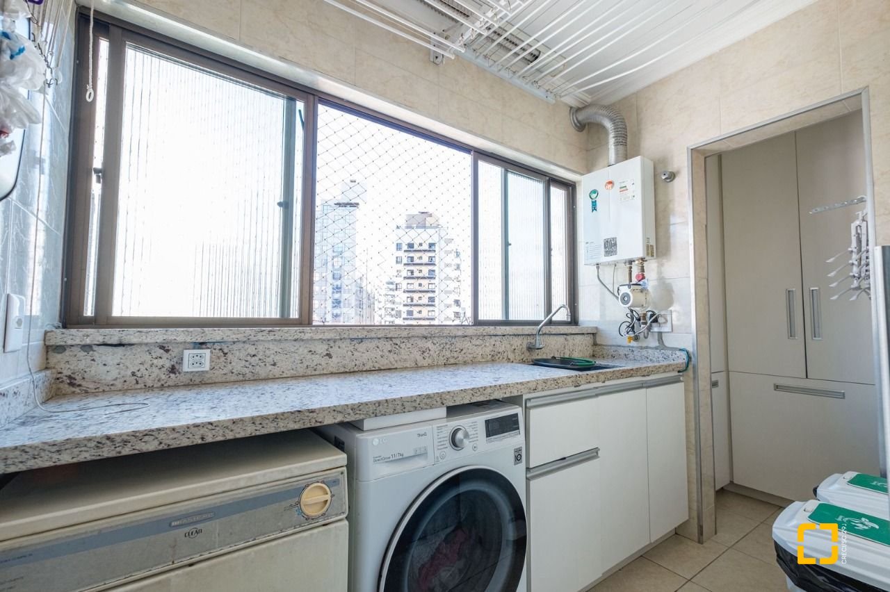 Cobertura com 221m², 3 quartos (sendo 1 suíte), 1 garagem, no bairro Centro em Florianópolis