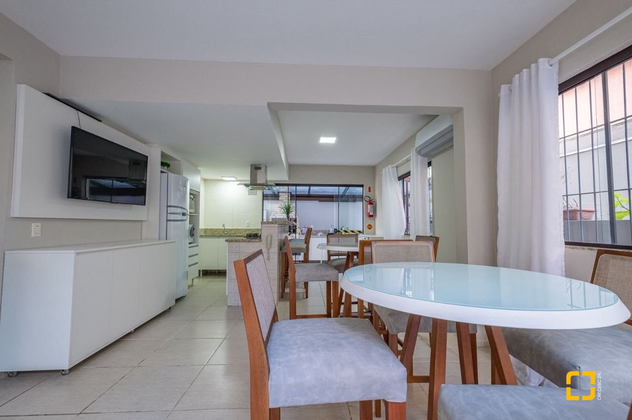 Cobertura com 221m², 3 quartos (sendo 1 suíte), 1 garagem, no bairro Centro em Florianópolis
