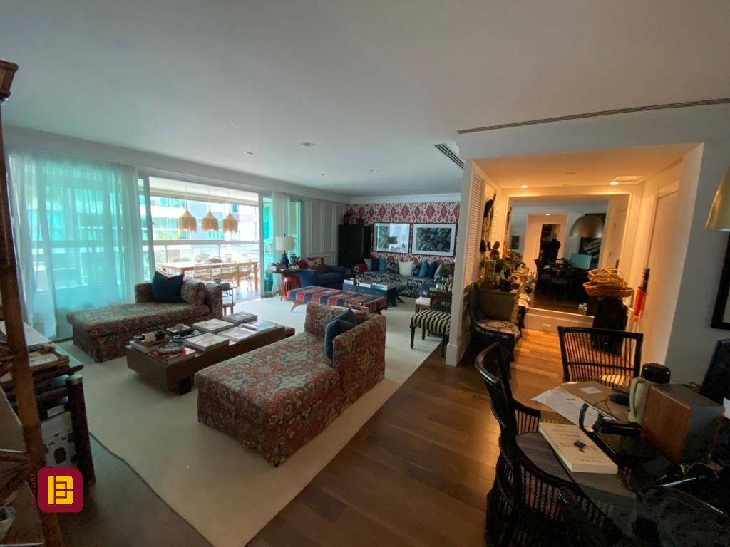 Apartamento com 305m², 5 quartos (sendo 1 suíte), 4 garagens, no bairro Campeche em Florianópolis