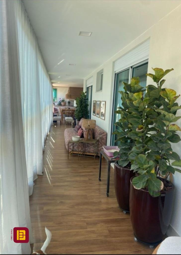 Apartamento com 305m², 5 quartos (sendo 1 suíte), 4 garagens, no bairro Campeche em Florianópolis
