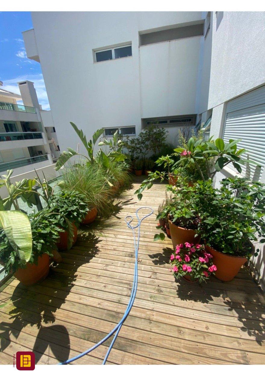 Apartamento com 305m², 5 quartos (sendo 1 suíte), 4 garagens, no bairro Campeche em Florianópolis
