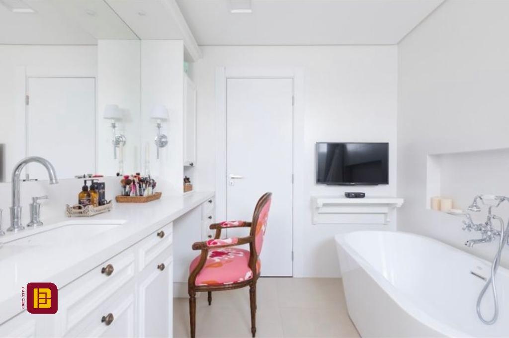Apartamento com 305m², 5 quartos (sendo 1 suíte), 4 garagens, no bairro Campeche em Florianópolis