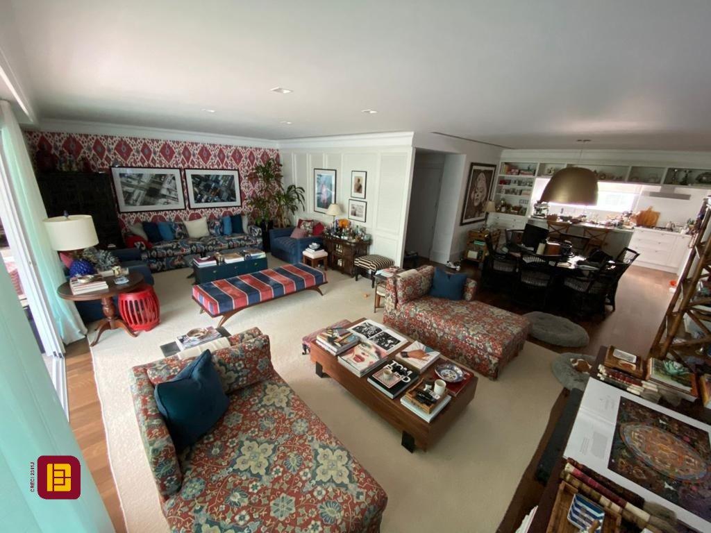Apartamento com 305m², 5 quartos (sendo 1 suíte), 4 garagens, no bairro Campeche em Florianópolis