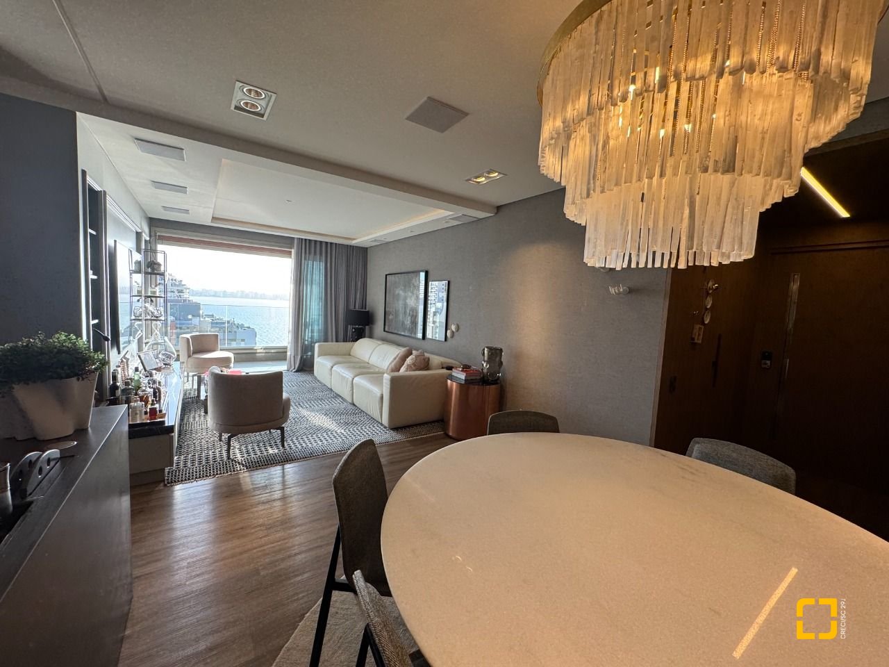 Apartamento com 131m², 3 quartos (sendo 3 suítes), 3 garagens, no bairro Beiramar em Florianópolis