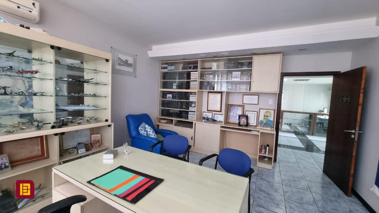 Sala com 102m², no bairro Centro em Florianópolis