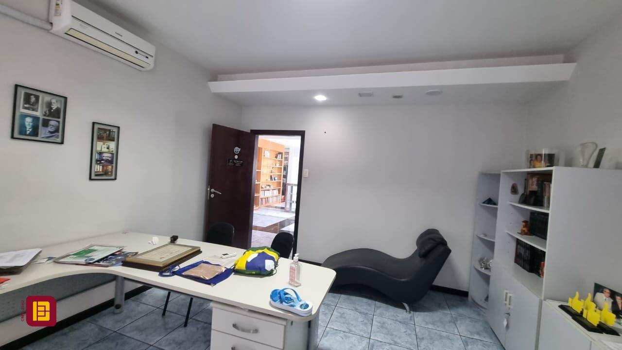 Sala com 102m², no bairro Centro em Florianópolis