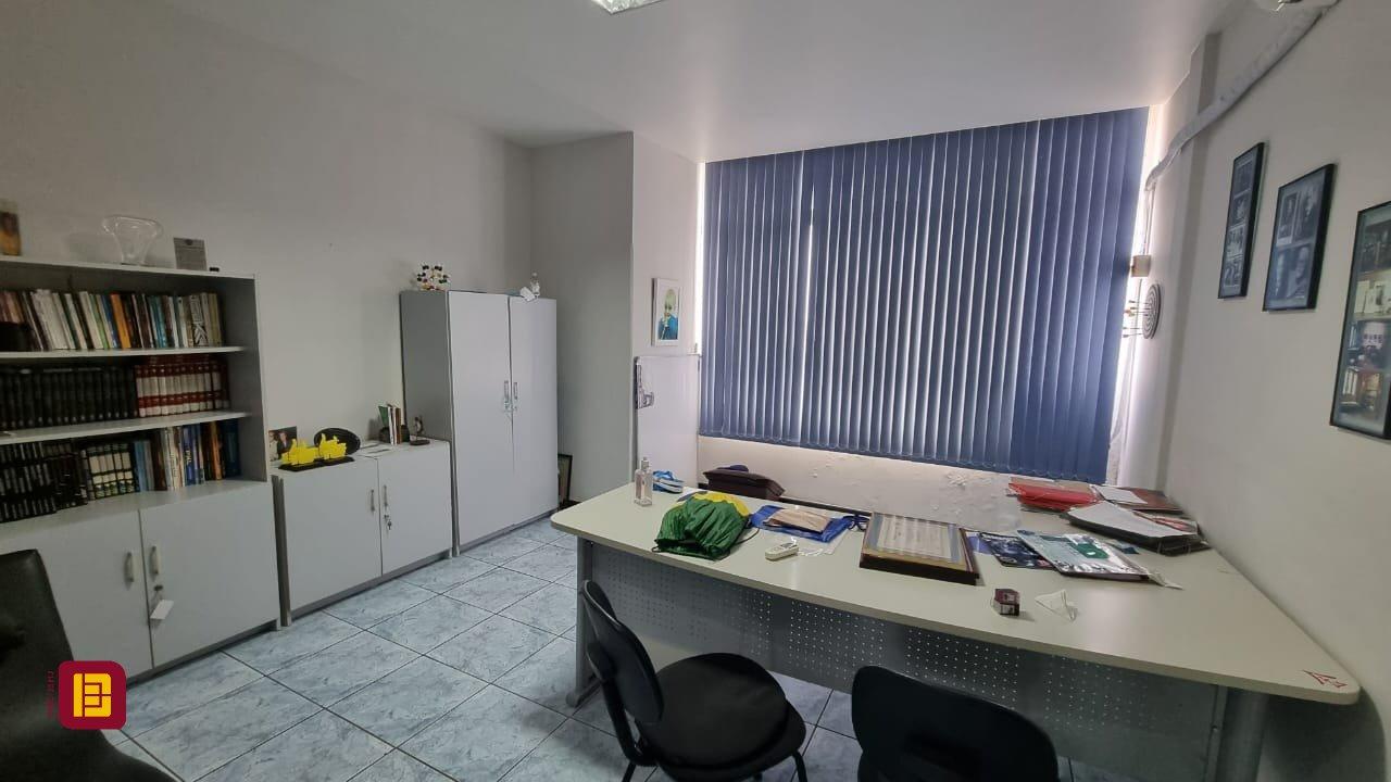 Sala com 102m², no bairro Centro em Florianópolis