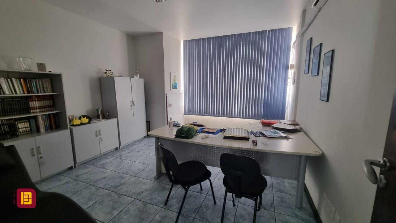 Sala com 102m², no bairro Centro em Florianópolis