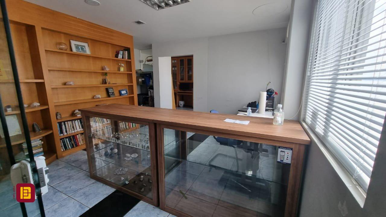 Sala com 102m², no bairro Centro em Florianópolis