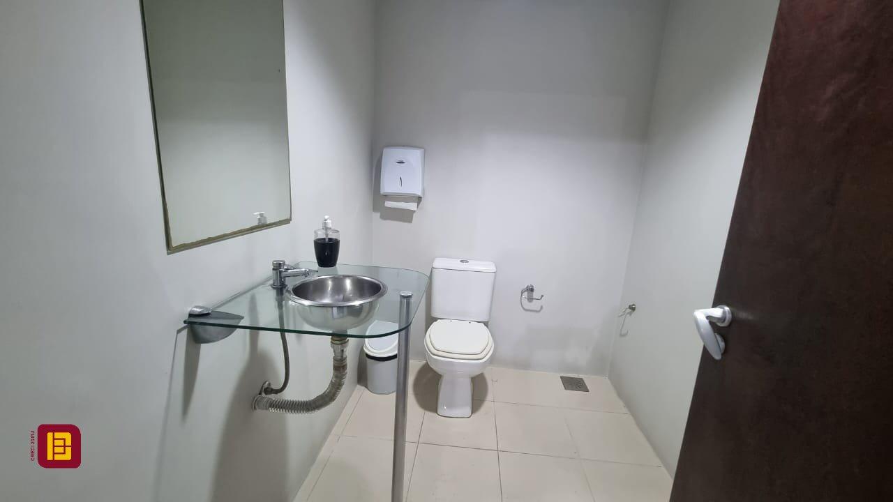 Sala com 102m², no bairro Centro em Florianópolis
