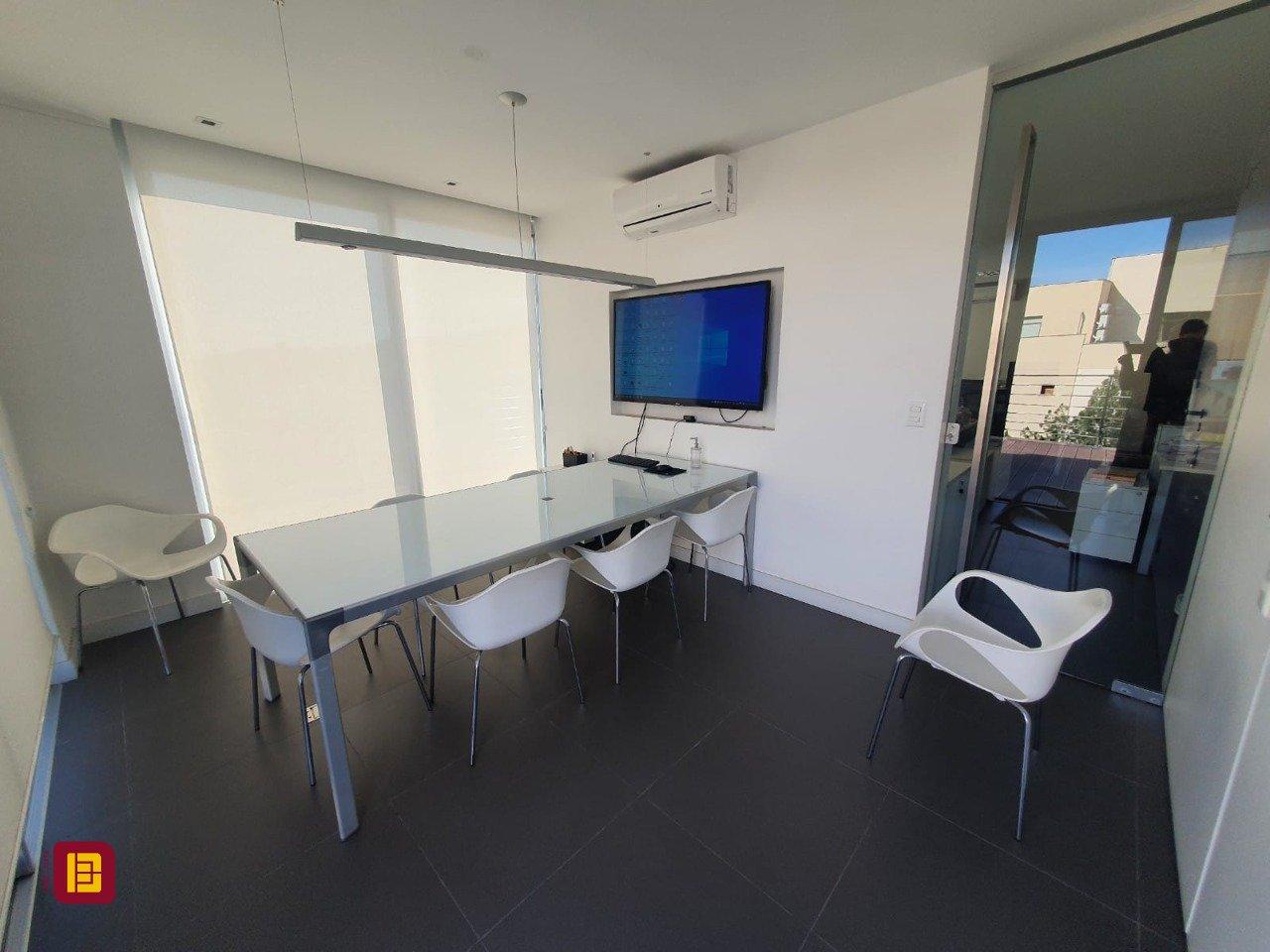 Sala com 100m², 4 garagens, no bairro Saco Grande em Florianópolis