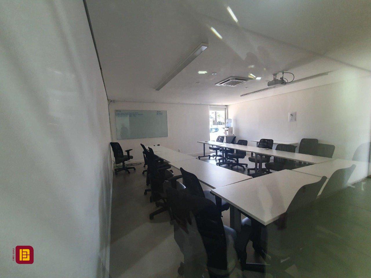 Sala com 100m², 4 garagens, no bairro Saco Grande em Florianópolis