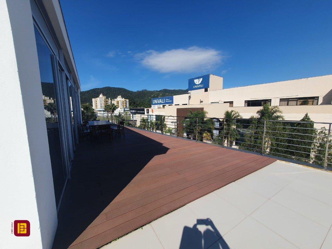 Sala com 100m², 4 garagens, no bairro Saco Grande em Florianópolis