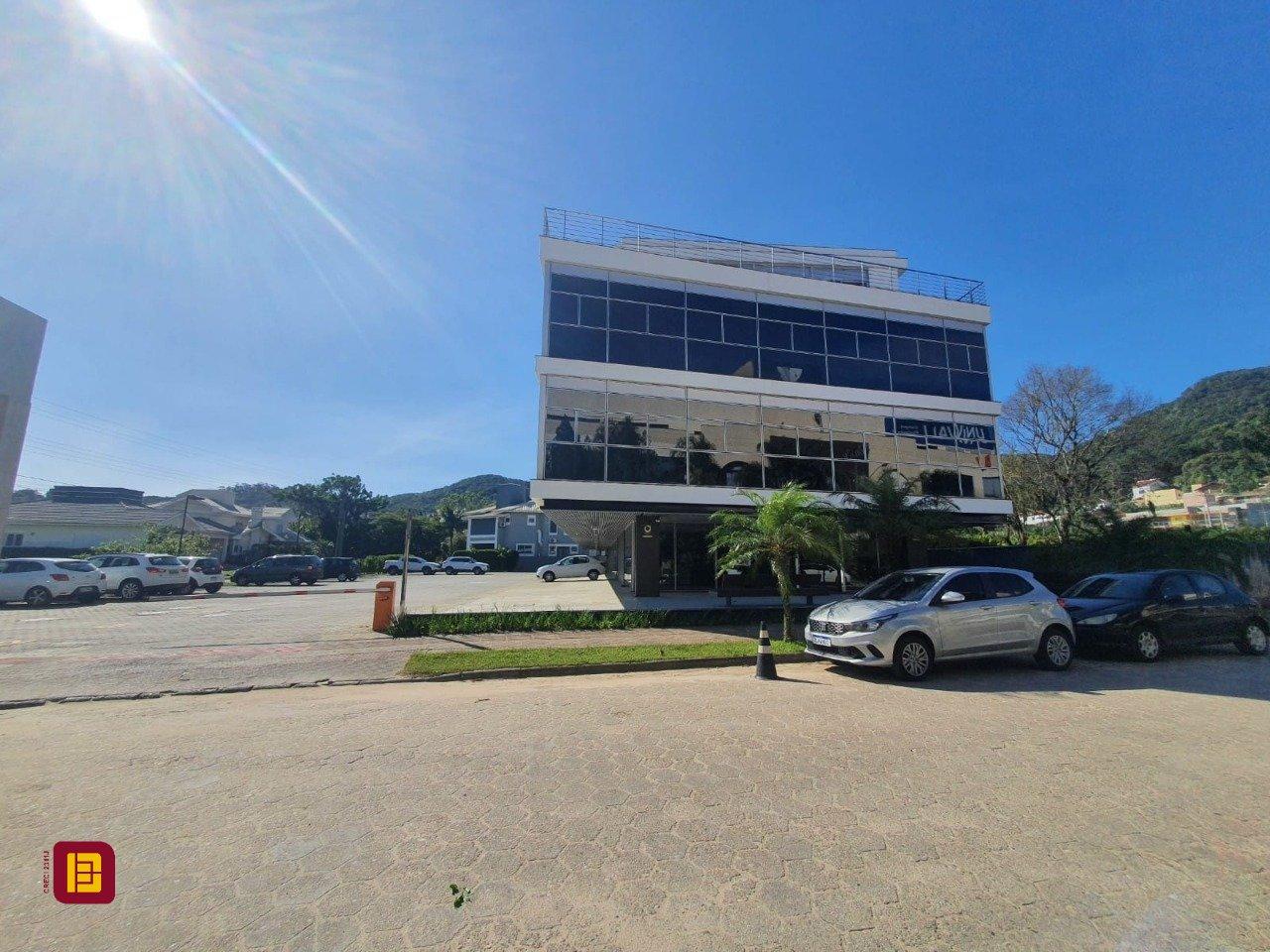 Sala com 100m², 4 garagens, no bairro Saco Grande em Florianópolis