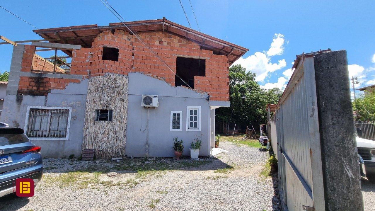 Casa com 150m², 5 quartos, 2 garagens, no bairro Tapera da Base em Florianópolis