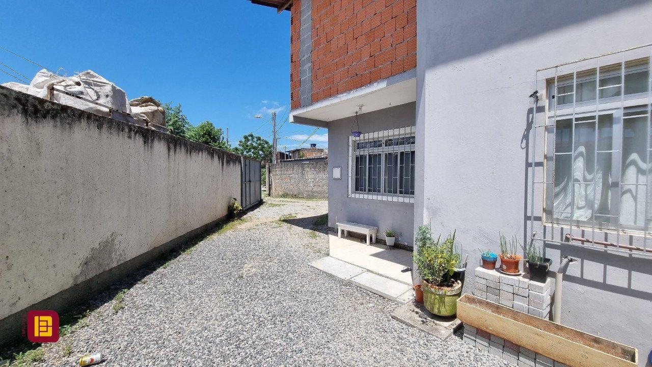 Casa com 150m², 5 quartos, 2 garagens, no bairro Tapera da Base em Florianópolis