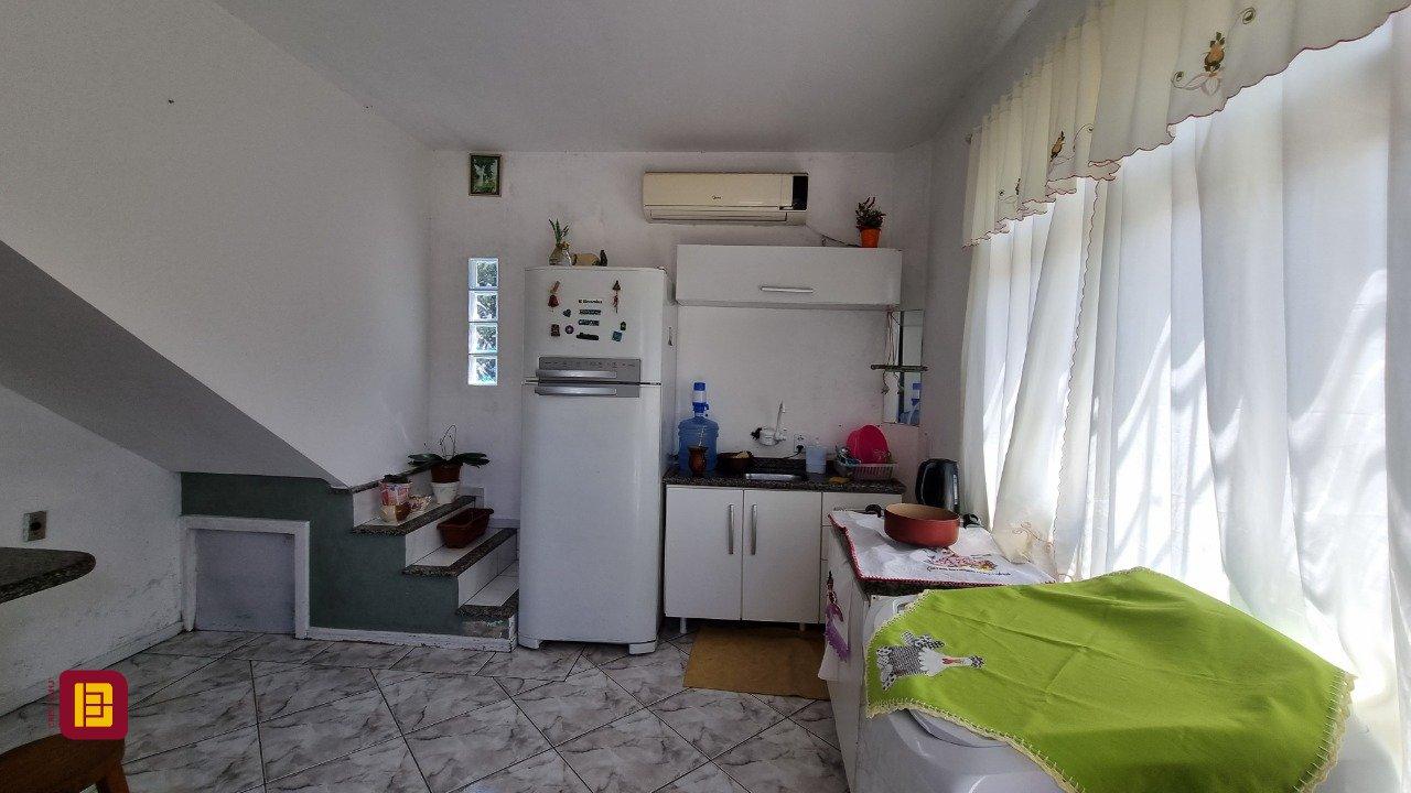 Casa com 150m², 5 quartos, 2 garagens, no bairro Tapera da Base em Florianópolis