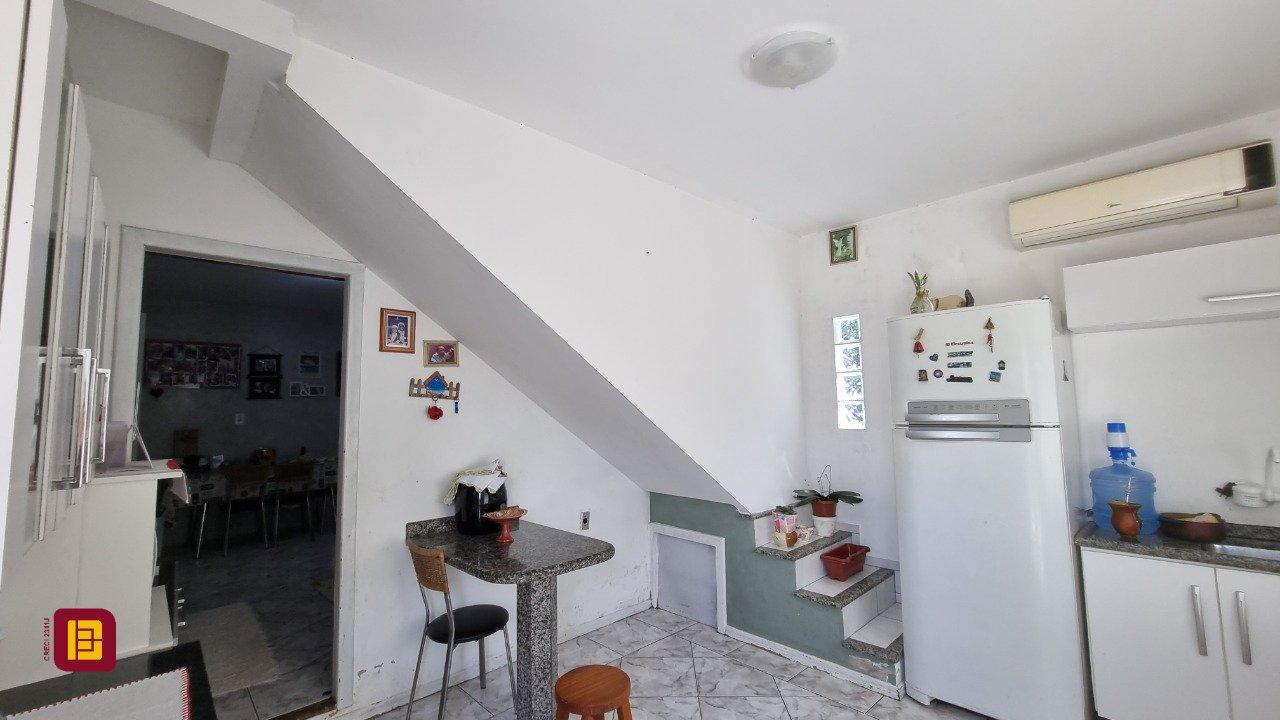 Casa com 150m², 5 quartos, 2 garagens, no bairro Tapera da Base em Florianópolis