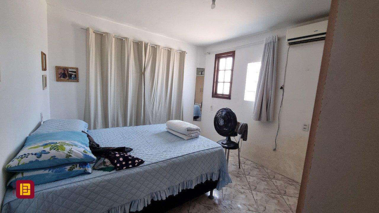 Casa com 150m², 5 quartos, 2 garagens, no bairro Tapera da Base em Florianópolis