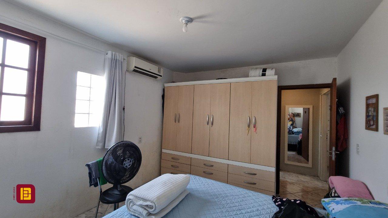 Casa com 150m², 5 quartos, 2 garagens, no bairro Tapera da Base em Florianópolis