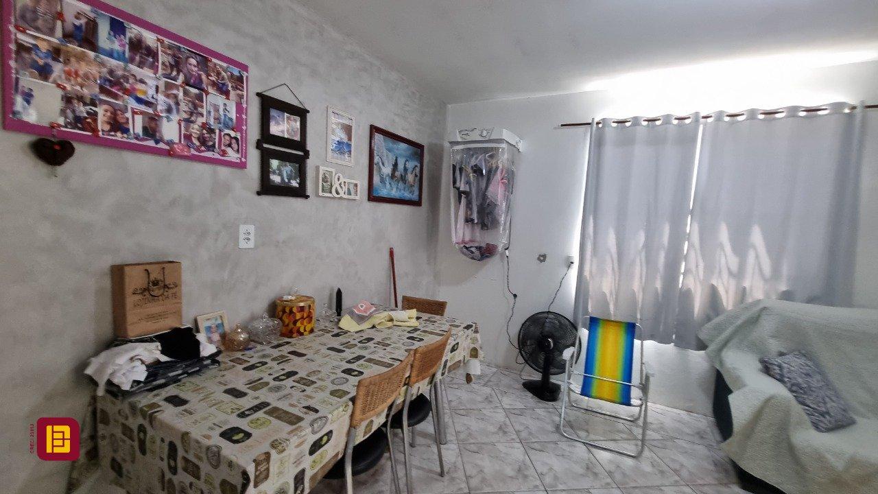 Casa com 150m², 5 quartos, 2 garagens, no bairro Tapera da Base em Florianópolis