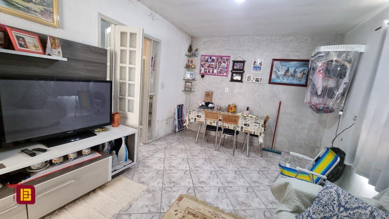 Casa com 150m², 5 quartos, 2 garagens, no bairro Tapera da Base em Florianópolis