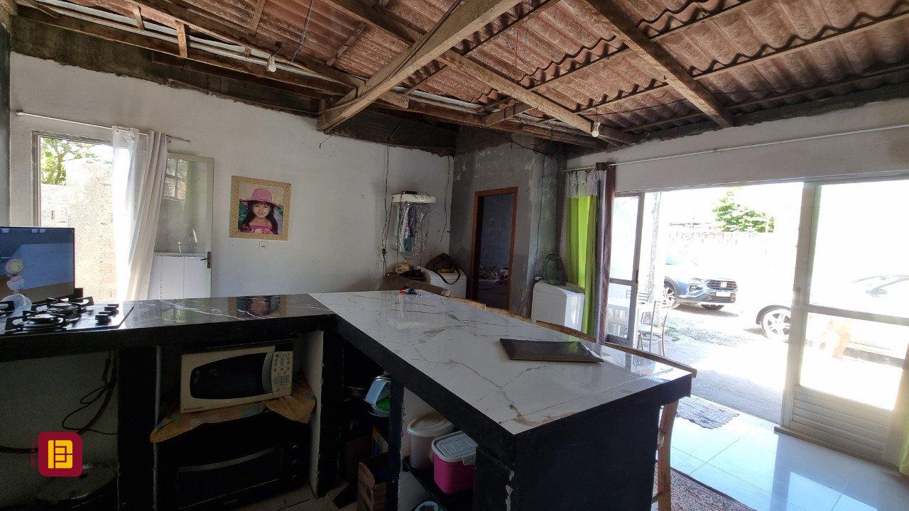 Casa com 150m², 5 quartos, 2 garagens, no bairro Tapera da Base em Florianópolis