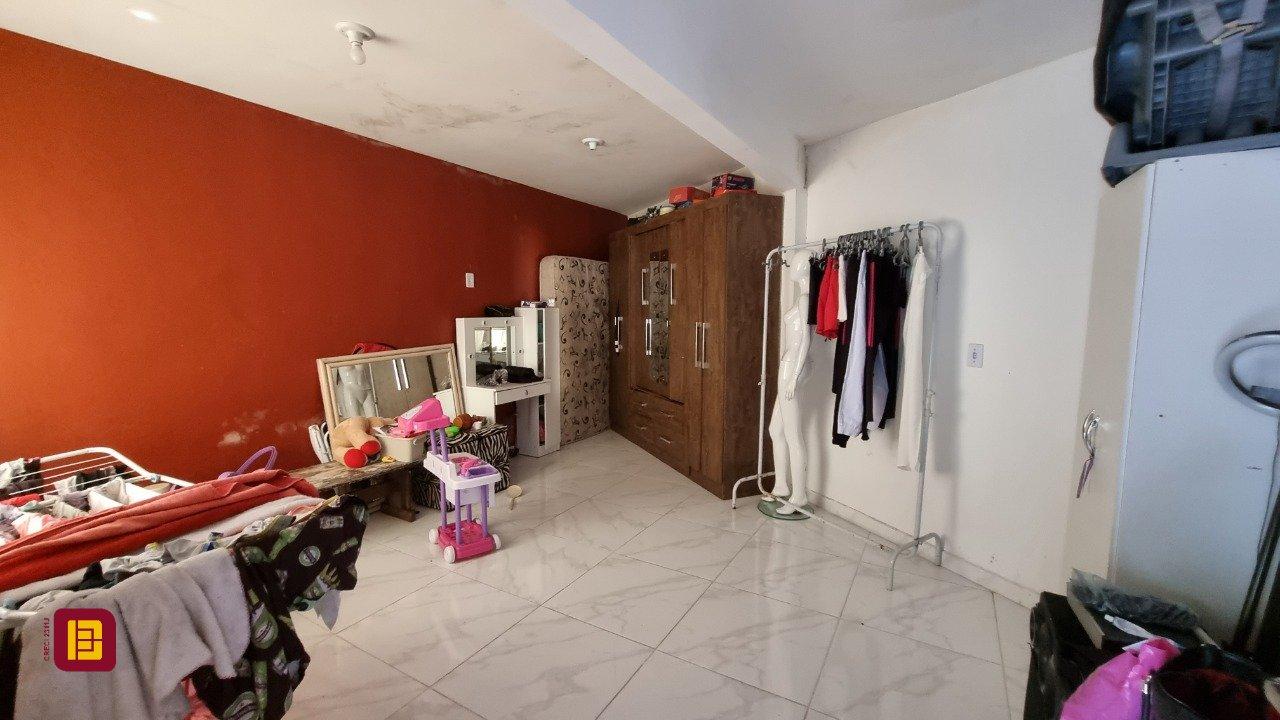 Casa com 150m², 5 quartos, 2 garagens, no bairro Tapera da Base em Florianópolis