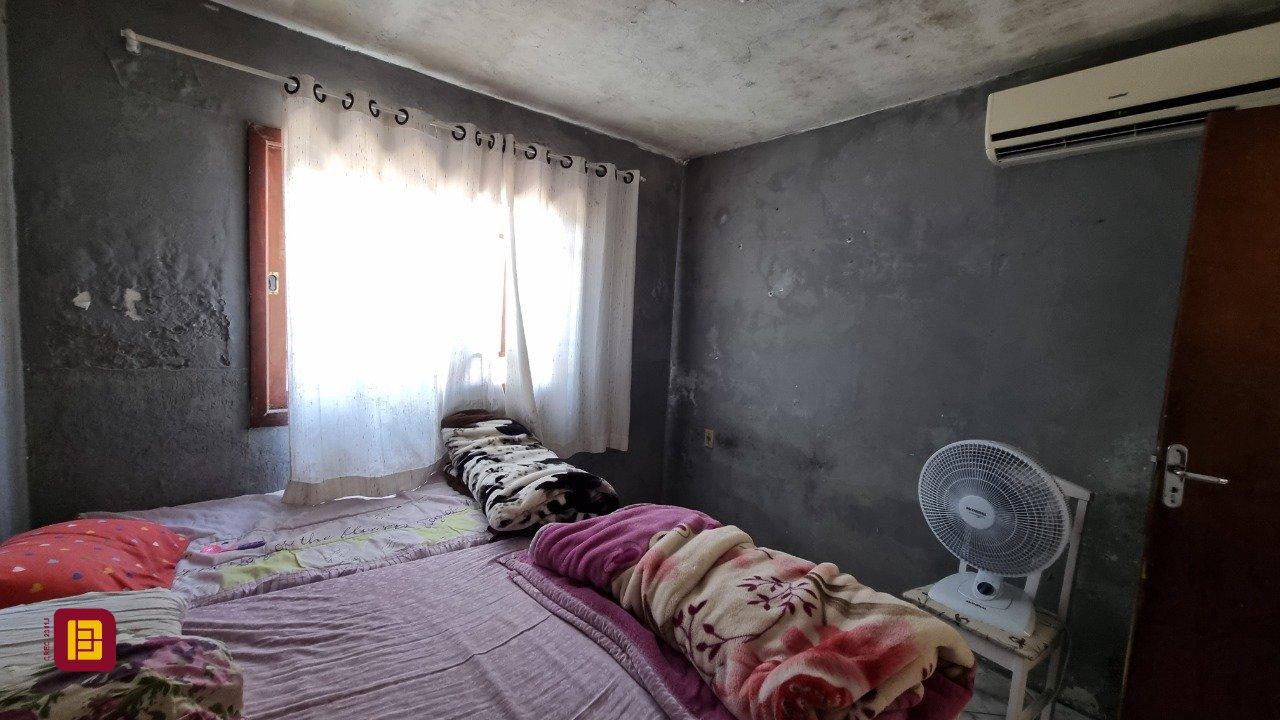 Casa com 150m², 5 quartos, 2 garagens, no bairro Tapera da Base em Florianópolis