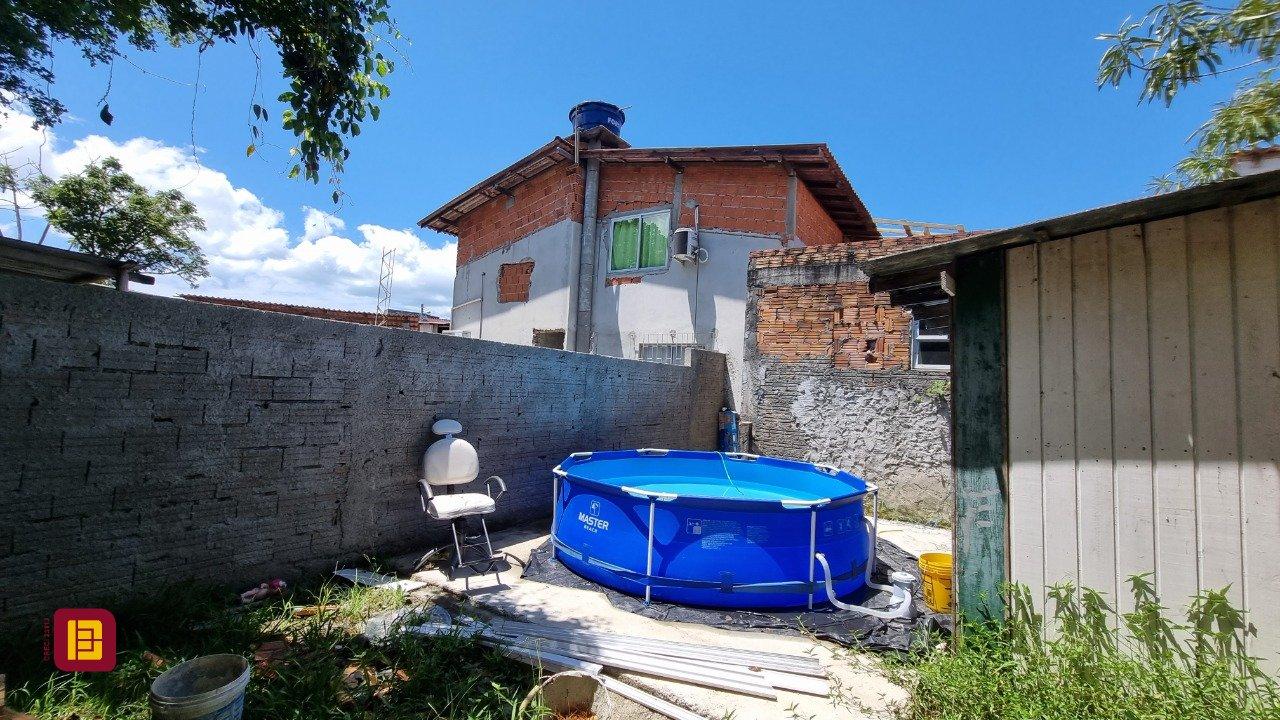 Casa com 150m², 5 quartos, 2 garagens, no bairro Tapera da Base em Florianópolis