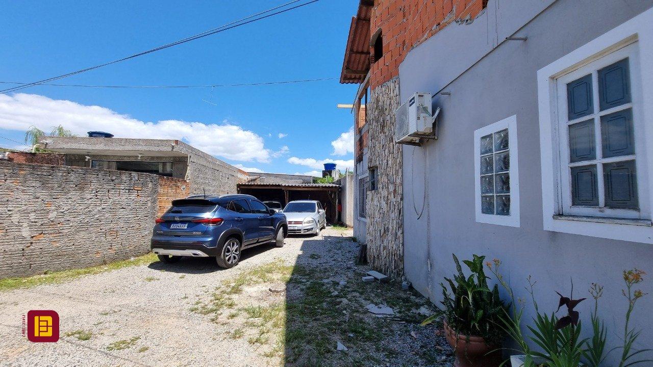 Casa com 150m², 5 quartos, 2 garagens, no bairro Tapera da Base em Florianópolis
