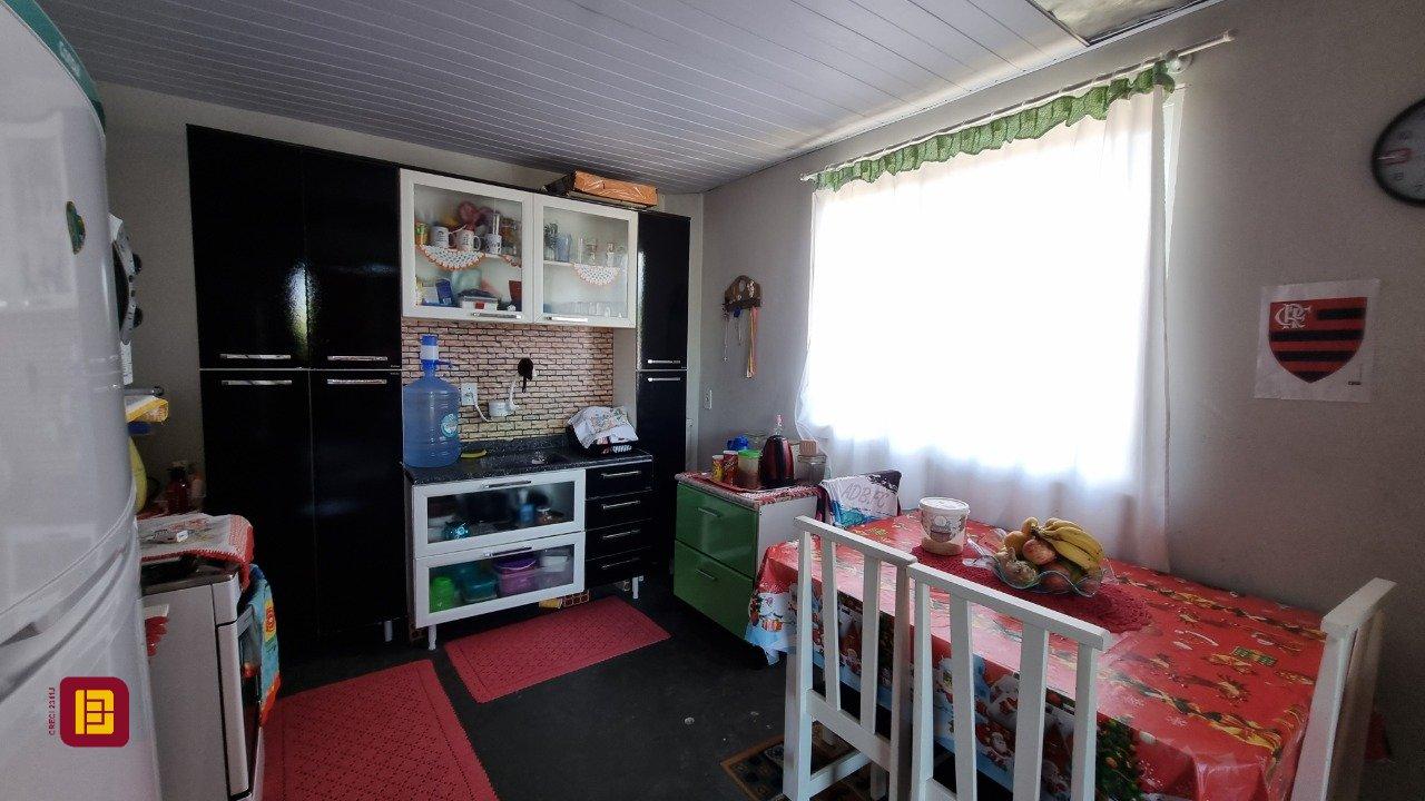 Casa com 150m², 5 quartos, 2 garagens, no bairro Tapera da Base em Florianópolis