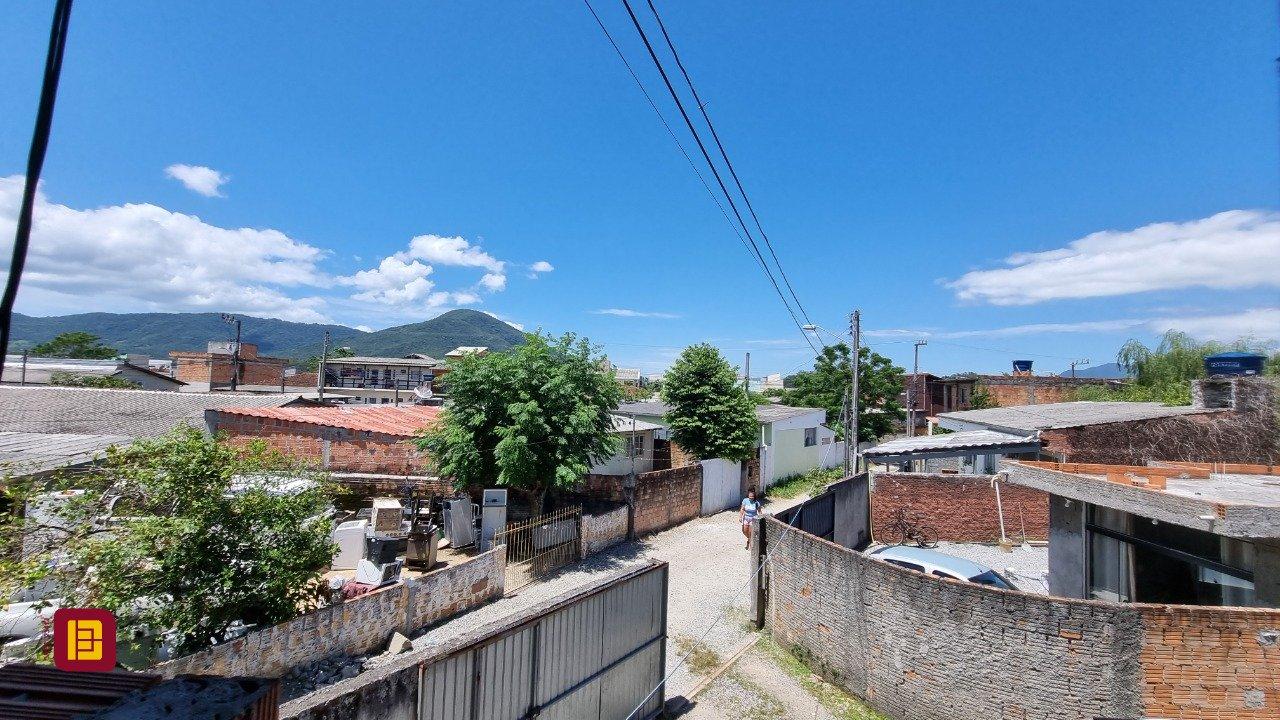 Casa com 150m², 5 quartos, 2 garagens, no bairro Tapera da Base em Florianópolis