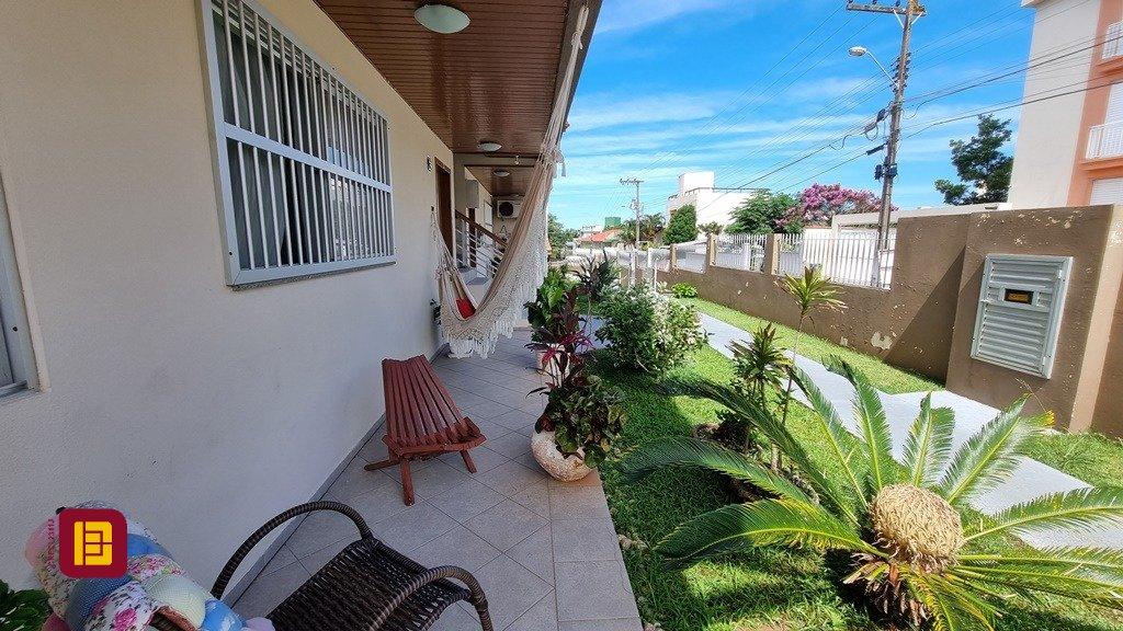 Apartamento com 77m², 3 quartos (sendo 1 suíte), 2 garagens, no bairro Santinho em Florianópolis