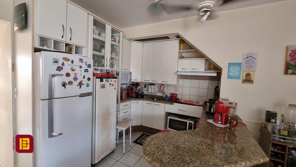 Apartamento com 77m², 3 quartos (sendo 1 suíte), 2 garagens, no bairro Santinho em Florianópolis
