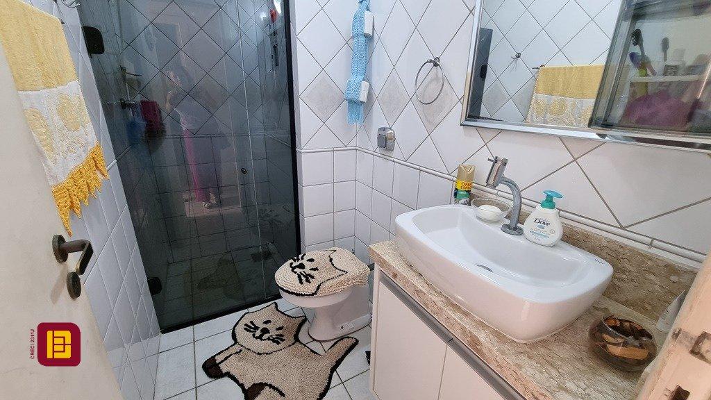 Apartamento com 77m², 3 quartos (sendo 1 suíte), 2 garagens, no bairro Santinho em Florianópolis