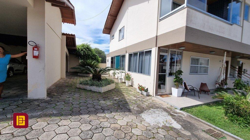 Apartamento com 77m², 3 quartos (sendo 1 suíte), 2 garagens, no bairro Santinho em Florianópolis