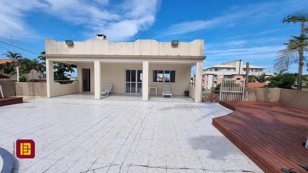 Apartamento com 77m², 3 quartos (sendo 1 suíte), 2 garagens, no bairro Santinho em Florianópolis